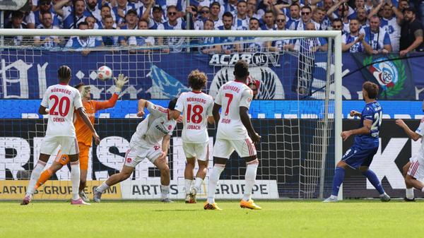 Und so kommt es kurz vor der Pause, wie es kommen muss: Fabian Schleusener trifft zur Führung für die Hausherren.