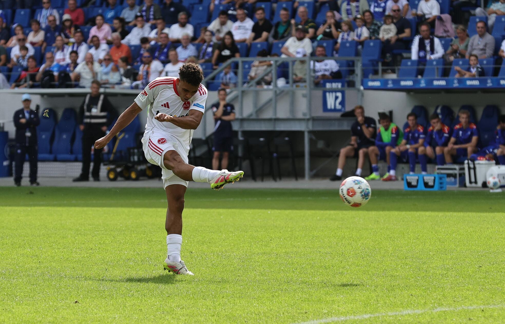 Doch in der Nachspielzeit fasst sich Henri Koudossou ein Herz ...