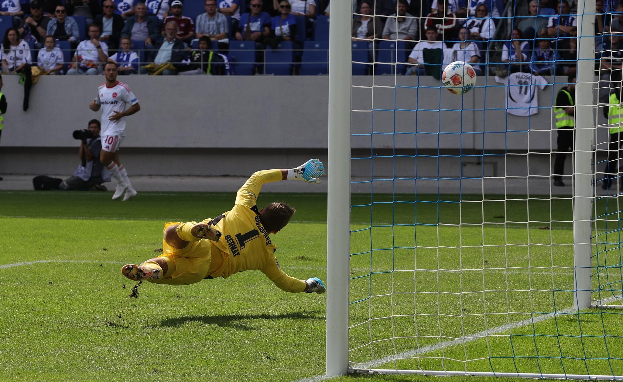 ... und trifft mit einem wuchtigen Distanzschuss zum 1:1.