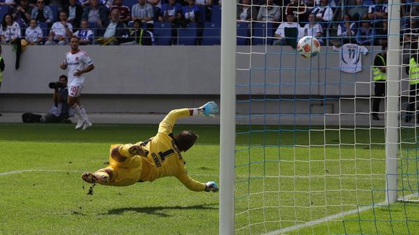 ... und trifft mit einem wuchtigen Distanzschuss zum 1:1.