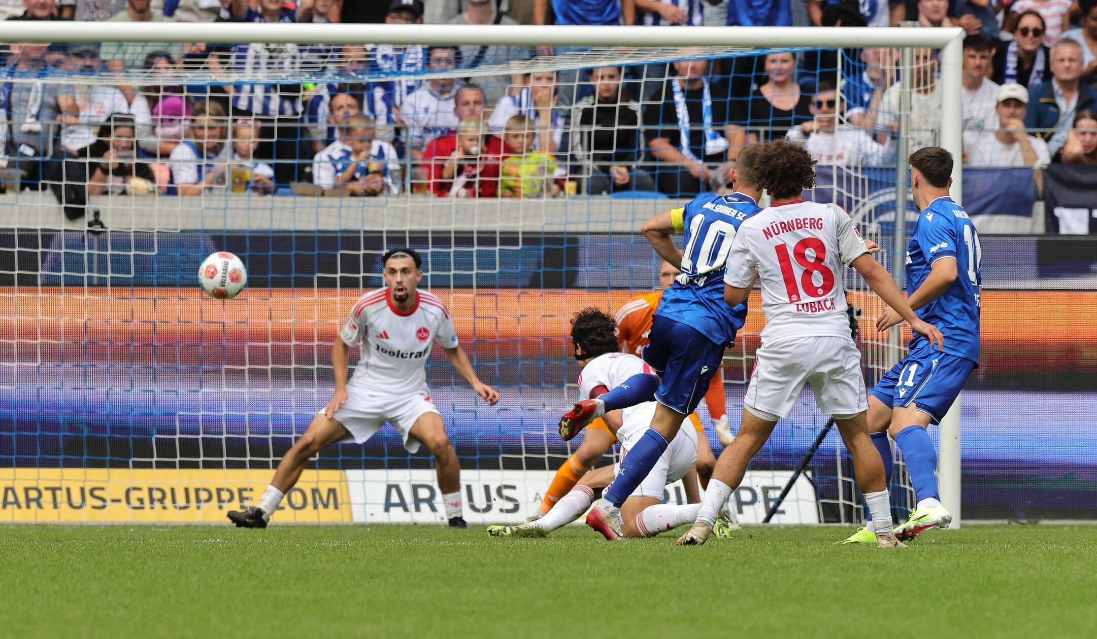 Gegen Marvin Wanitzek ist er dann aber nach einem schnellen Karlsruher Vorstoß chancenlos.