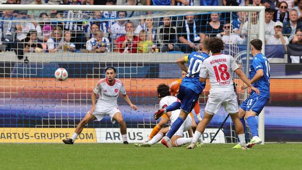Gegen Marvin Wanitzek ist er dann aber nach einem schnellen Karlsruher Vorstoß chancenlos.