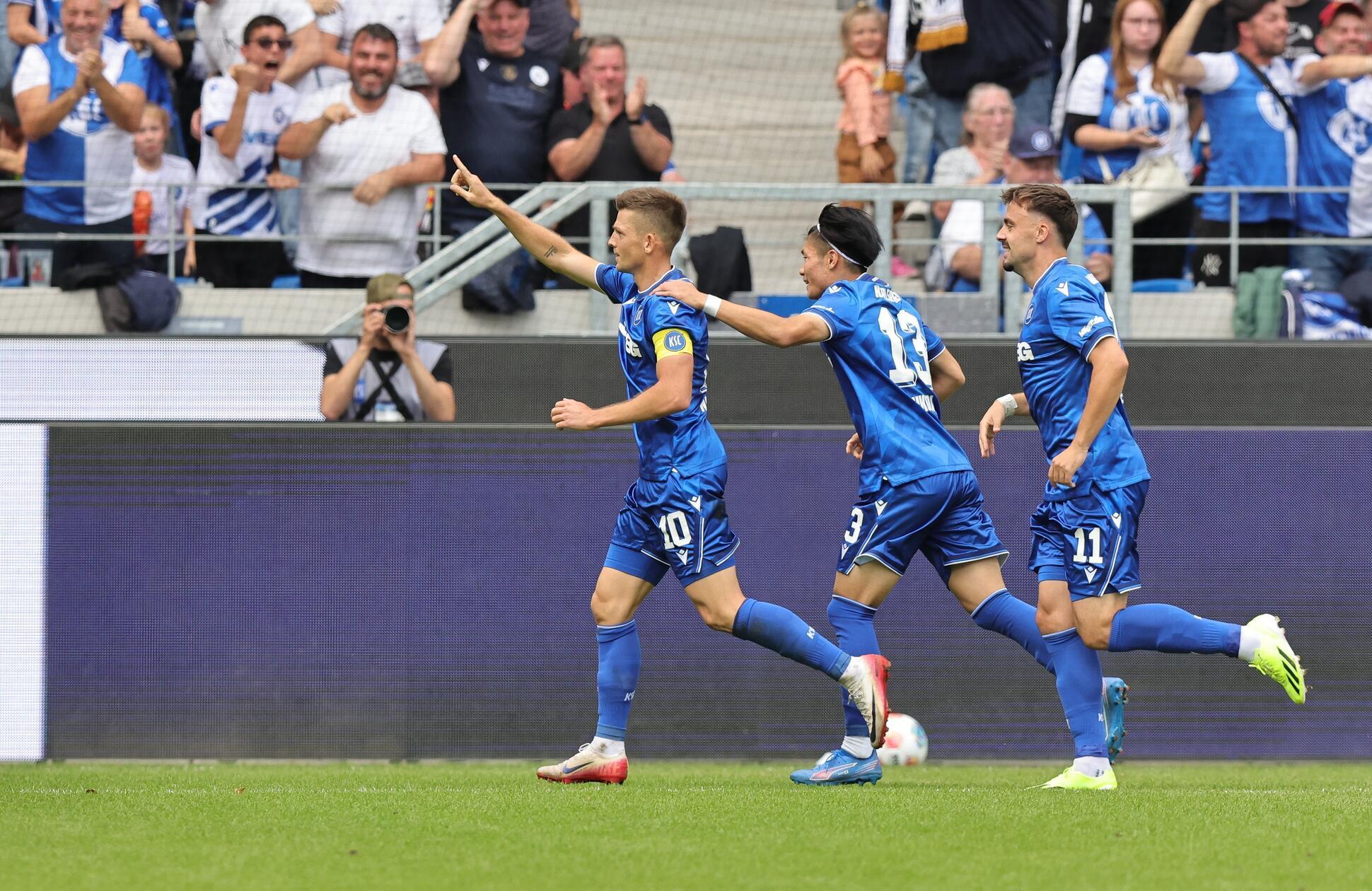 Erneut jubeln die Hausherren, die Gäste müssen einen bitteren Nackenschlag verkraften.