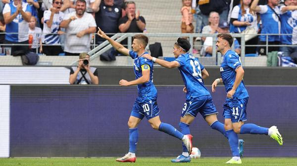 Erneut jubeln die Hausherren, die Gäste müssen einen bitteren Nackenschlag verkraften.