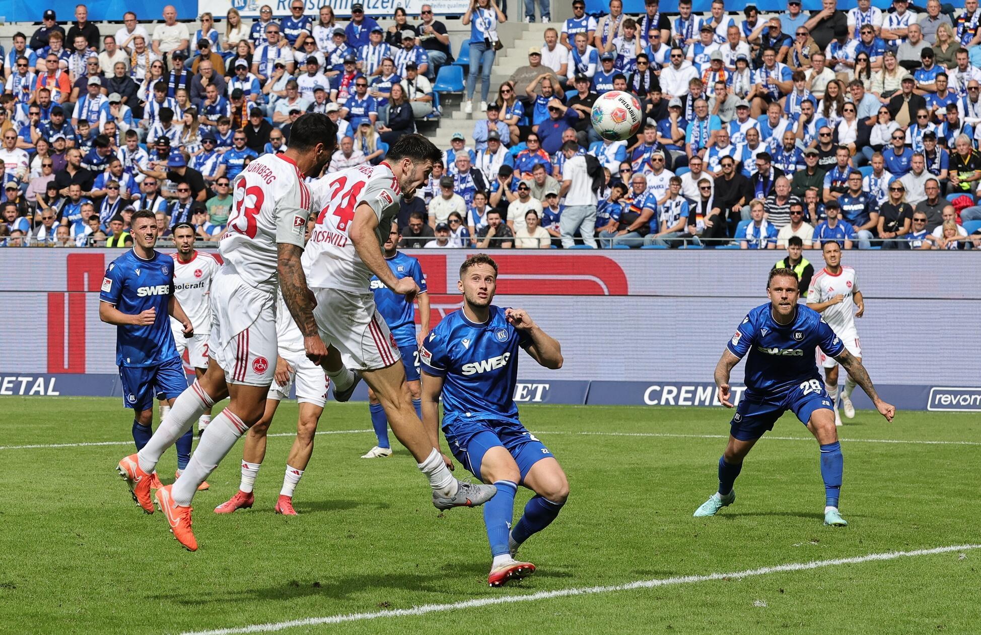 Luka Lochoshvili hat kurz vor Schluss zweimal den erneuten Ausgleich auf dem Kopf - und scheitert am Karlsruher Keeper.