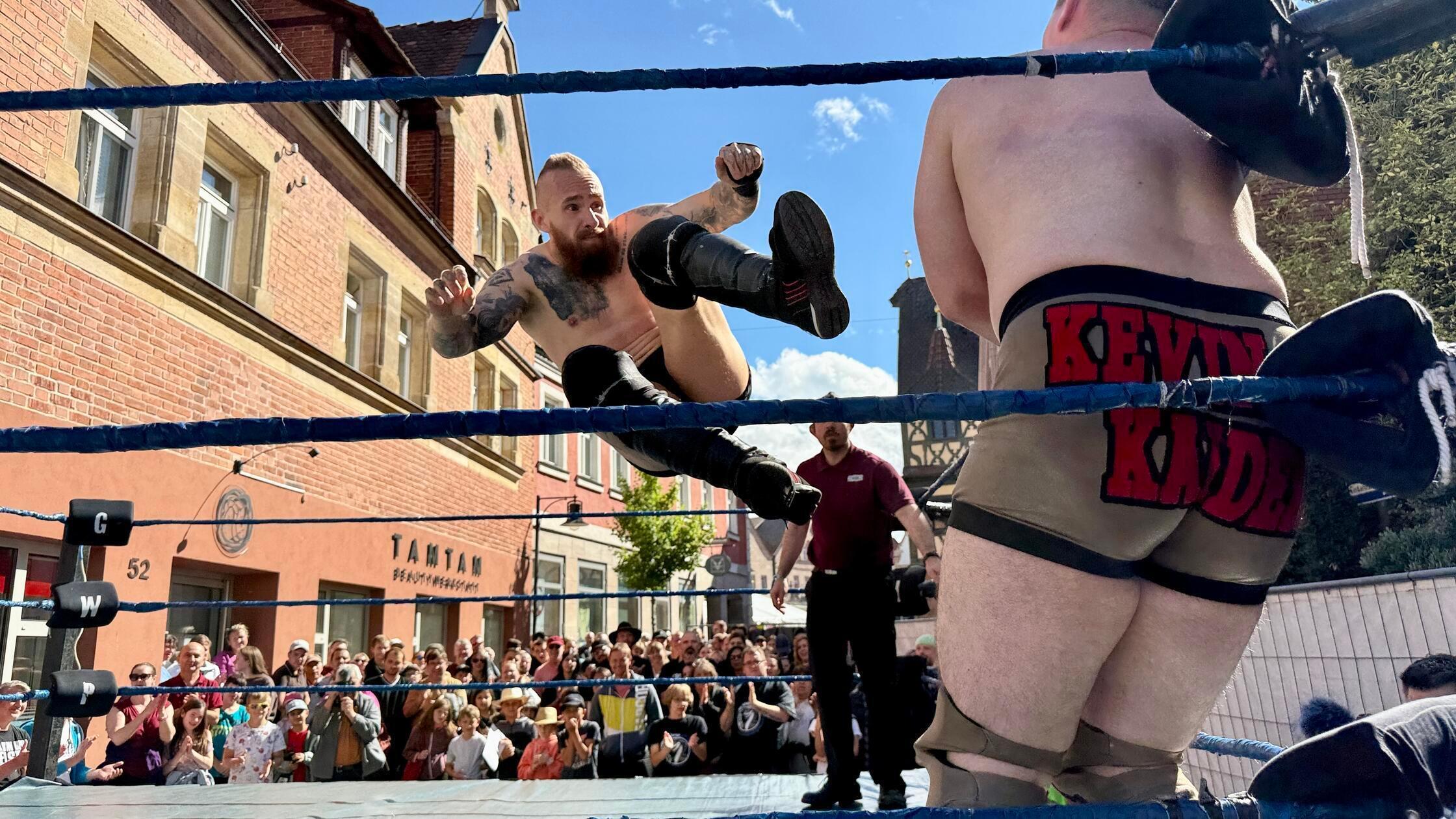 Beim Wrestling in der Hauptstraße kamen die Besuch