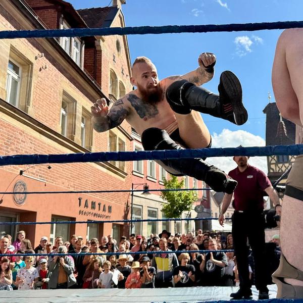 Beim Wrestling in der Hauptstraße kamen die Besuch