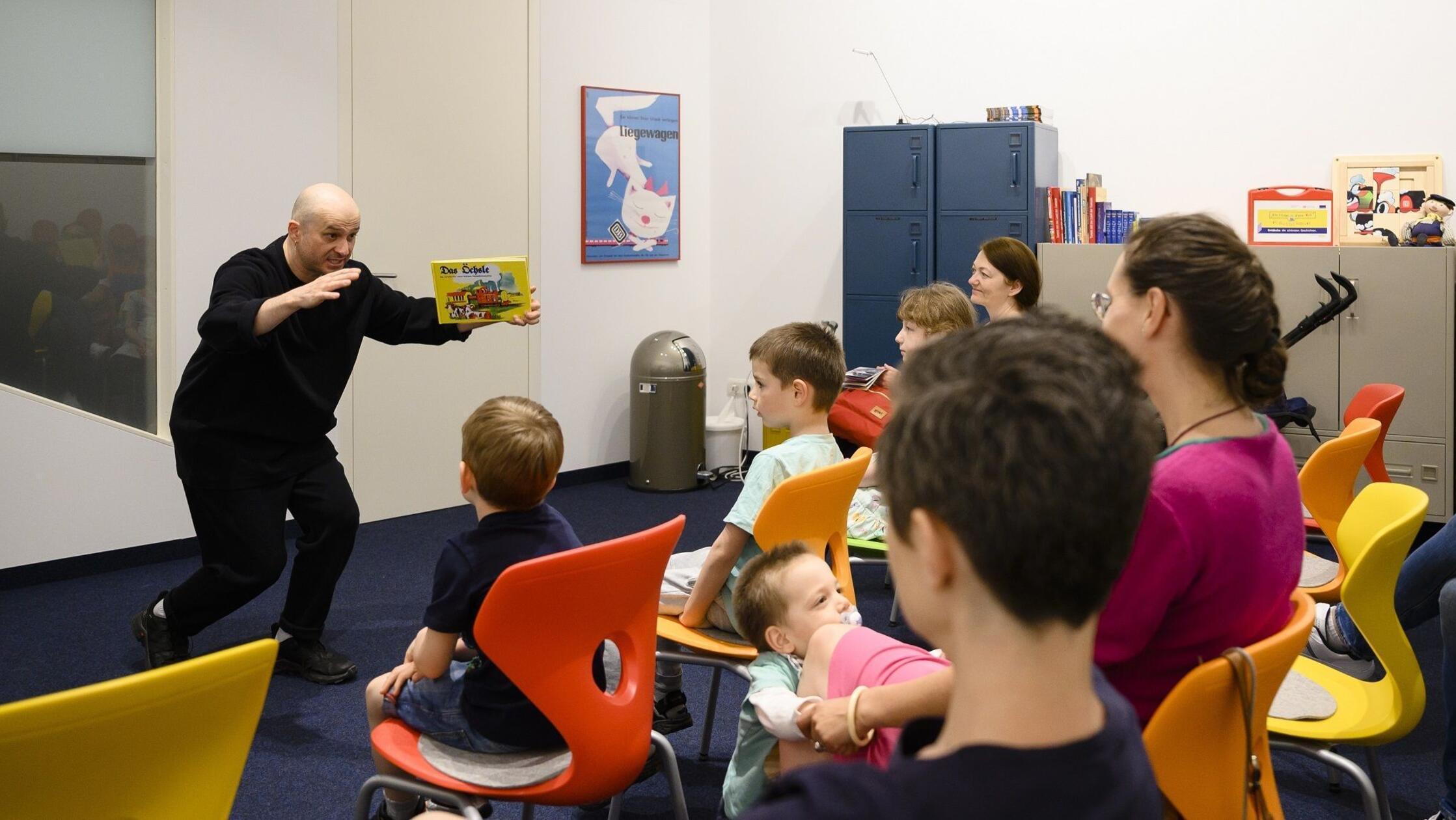 Am Sonntag steigt eine weitere Lesung für Kinder von 5 bis 8 Jahren im Nürnberger DB Museum. Um 14.30 Uhr werden Geschichten aus der Welt der Eisenbahn vorgelesen.