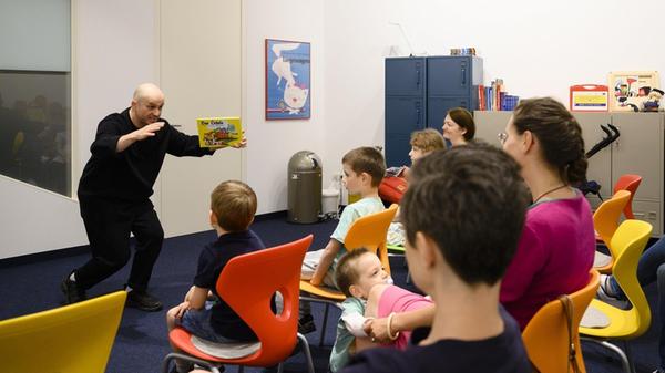 Am Sonntag steigt eine weitere Lesung für Kinder von 5 bis 8 Jahren im Nürnberger DB Museum. Um 14.30 Uhr werden Geschichten aus der Welt der Eisenbahn vorgelesen.
