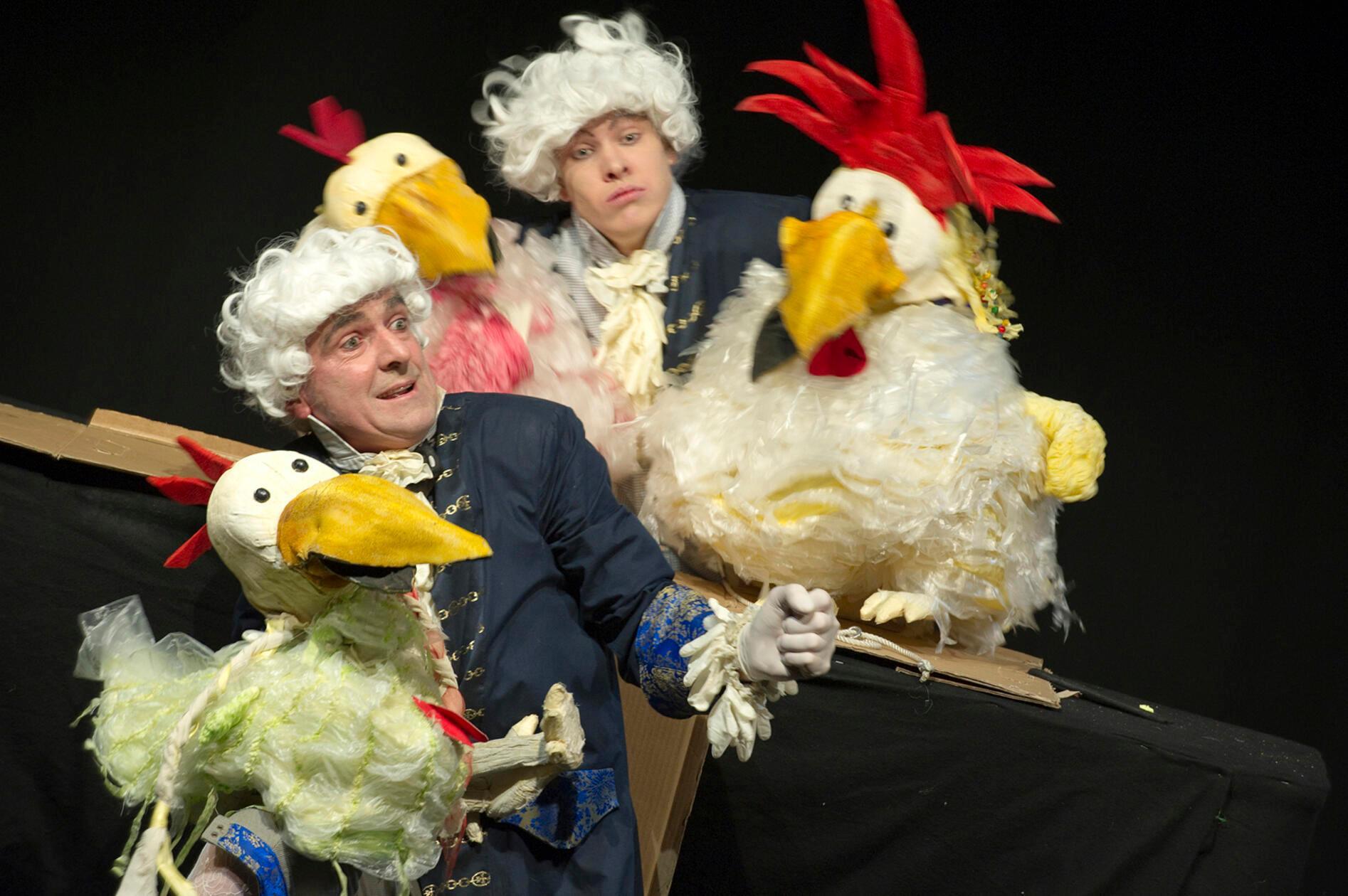 In dem Stück "Das schönste Ei der Welt" streiten sich die drei Hühner Pünktchen, Latte und Feder darum, wer die schönste von ihnen ist. Also muss der König her und entscheiden. Die Geschichte über Streit und Freundschaft und Konkurrenzdenken ist am Montag im Nürnberger Theater Salz + Pfeffer zu sehen. Start: 15 Uhr. Ab 5 Jahren.