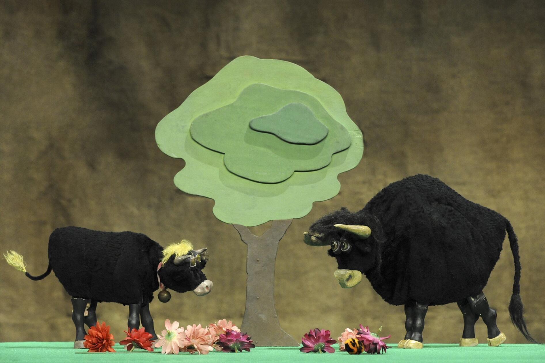 Mit dem Stück "Ferdinand der Stier" kommt das Figurentheater Kokon am Sonntag ins Kulturforum Fürth. In der pazifistischen Fabel, die erstmals 1936 erschien, geht es um einen Stier, der, anders als seine Artgenossen, nicht an Kämpfen in der Stierkampfarena interessiert ist. Beginn: 15 Uhr. Ab 4 Jahren.