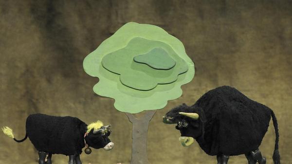 Mit dem Stück "Ferdinand der Stier" kommt das Figurentheater Kokon am Sonntag ins Kulturforum Fürth. In der pazifistischen Fabel, die erstmals 1936 erschien, geht es um einen Stier, der, anders als seine Artgenossen, nicht an Kämpfen in der Stierkampfarena interessiert ist. Beginn: 15 Uhr. Ab 4 Jahren.