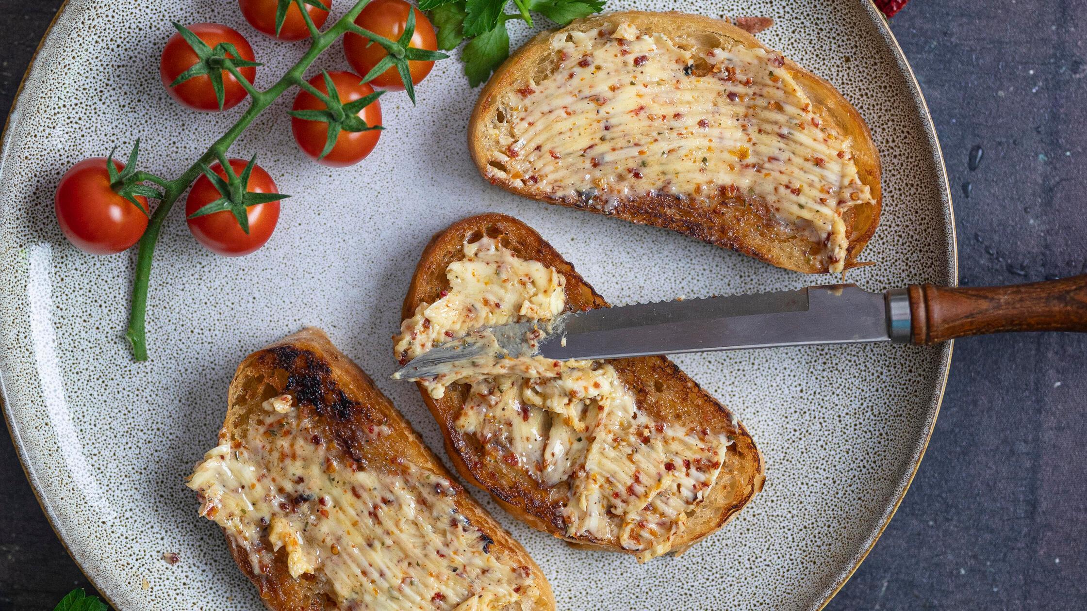 Baguette mit Tomatenbutter