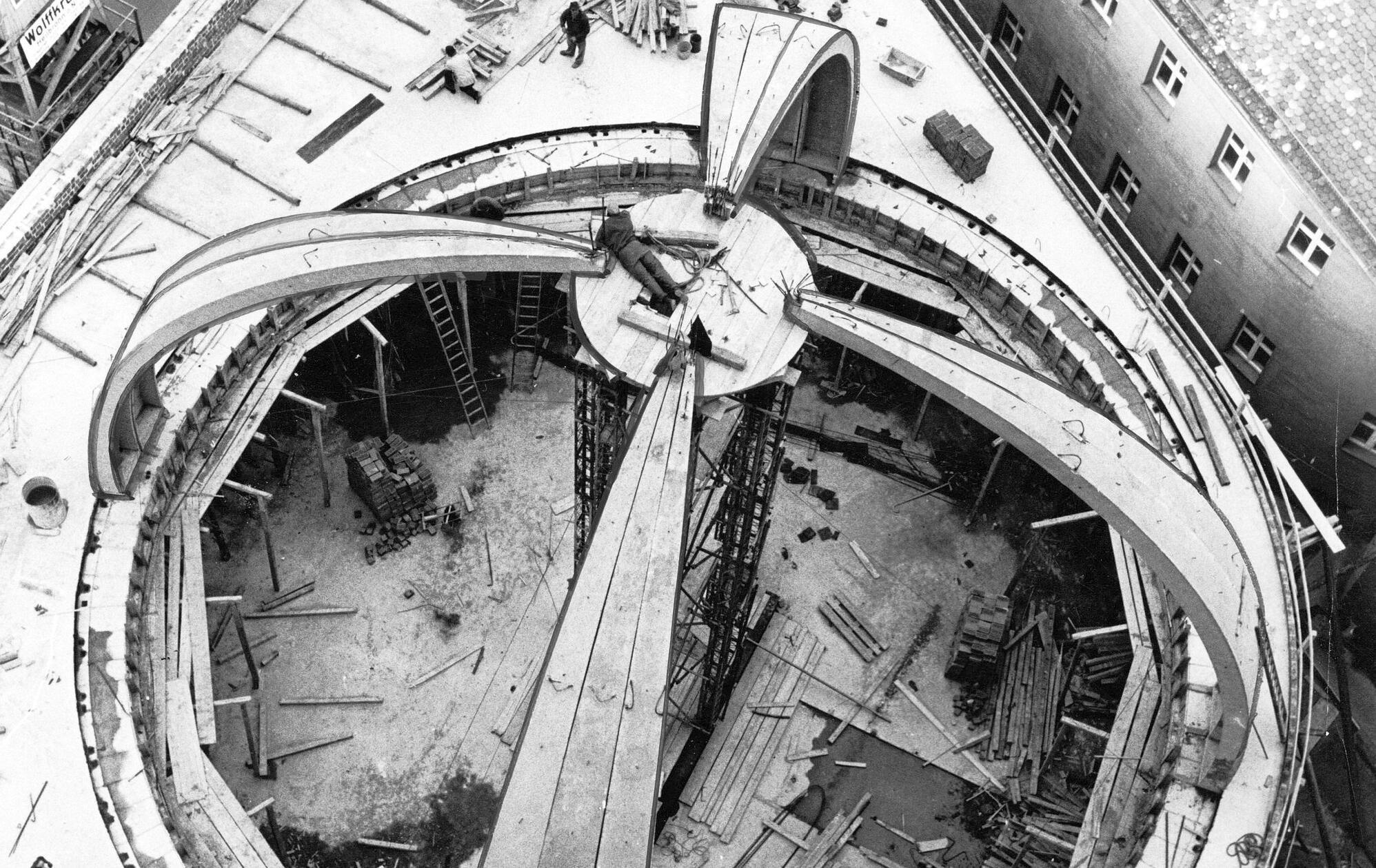 Unter der Überschrift „Ein kleiner Himmel aus Beton“ berichteten die Nürnberger Nachrichten im Juli 1960 vom Bau des Planetariums am Nürnberger Plärrer. 64 hohe Betonrippen wurden zu einer Halbkugel von 20 Meter Durchmesser zusammengefügt. Der hier bäuchlings auf dem höchsten Punkt der Kuppel liegende Arbeiter sah wohl ebenso ehrfürchtig in die Tiefe, wie später die wissbegierigen Sternengucker nach oben in Richtung des künstlichen Firmaments. Am 11. Dezember 1961 war Eröffnung. Doch erst im Jahr 1973, anlässlich des 500. Geburtstages des berühmten Astronomen, wurde das Planetarium nach Nikolaus Kopernikus benannt.