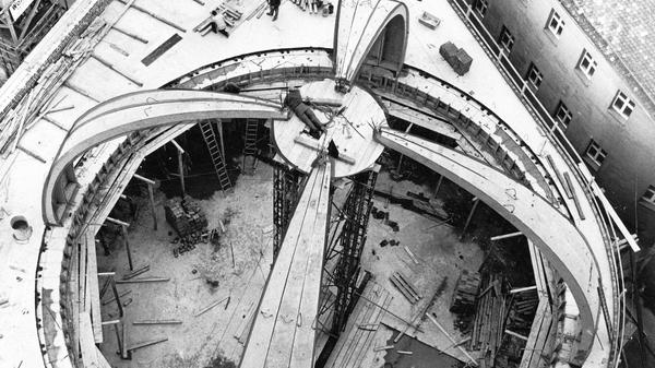 Unter der Überschrift „Ein kleiner Himmel aus Beton“ berichteten die Nürnberger Nachrichten im Juli 1960 vom Bau des Planetariums am Nürnberger Plärrer. 64 hohe Betonrippen wurden zu einer Halbkugel von 20 Meter Durchmesser zusammengefügt. Der hier bäuchlings auf dem höchsten Punkt der Kuppel liegende Arbeiter sah wohl ebenso ehrfürchtig in die Tiefe, wie später die wissbegierigen Sternengucker nach oben in Richtung des künstlichen Firmaments. Am 11. Dezember 1961 war Eröffnung. Doch erst im Jahr 1973, anlässlich des 500. Geburtstages des berühmten Astronomen, wurde das Planetarium nach Nikolaus Kopernikus benannt.