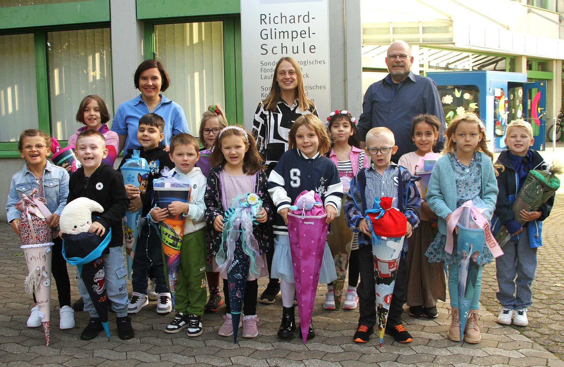 Zweite Konrektorin Kristina Ebersberger, Lehrerin Johanna Kraft und Rektor Heiko Sauer empfingen die 13 Neulinge an der Hersbrucker Richard-Glimpel-Schule mit offenen Armen.