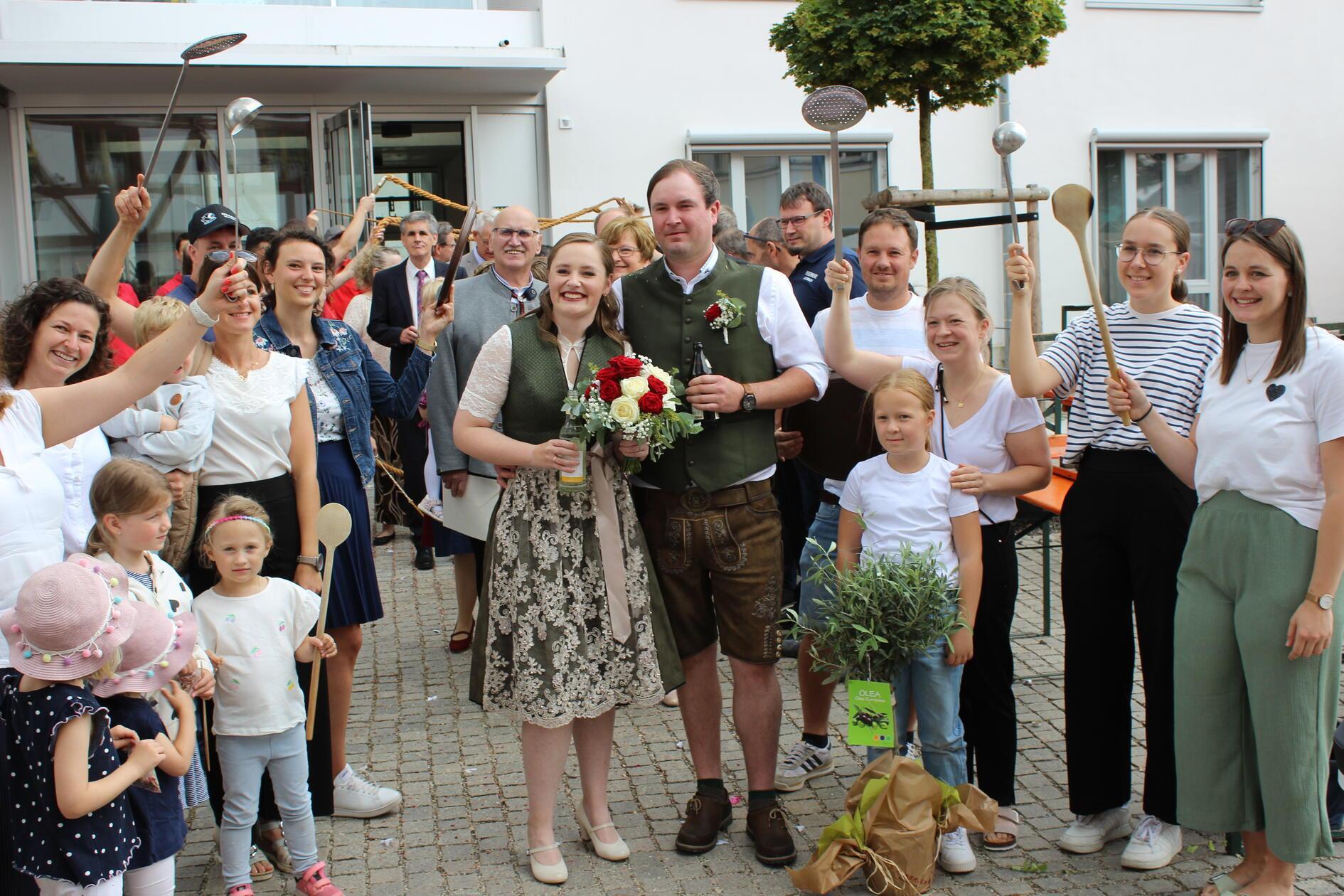 Das Brautpaar Ellen Vieracker und Johannes Schierl wurden nach der standesamtlichen Trauung im Rathaus in Berg von vielen Gratulanten empfangen, die ein langes Spalier bildeten.