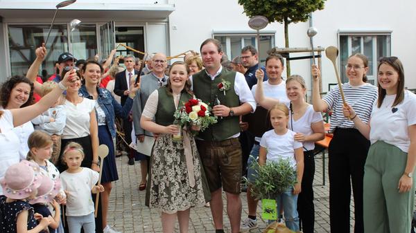 Das Brautpaar Ellen Vieracker und Johannes Schierl wurden nach der standesamtlichen Trauung im Rathaus in Berg von vielen Gratulanten empfangen, die ein langes Spalier bildeten.