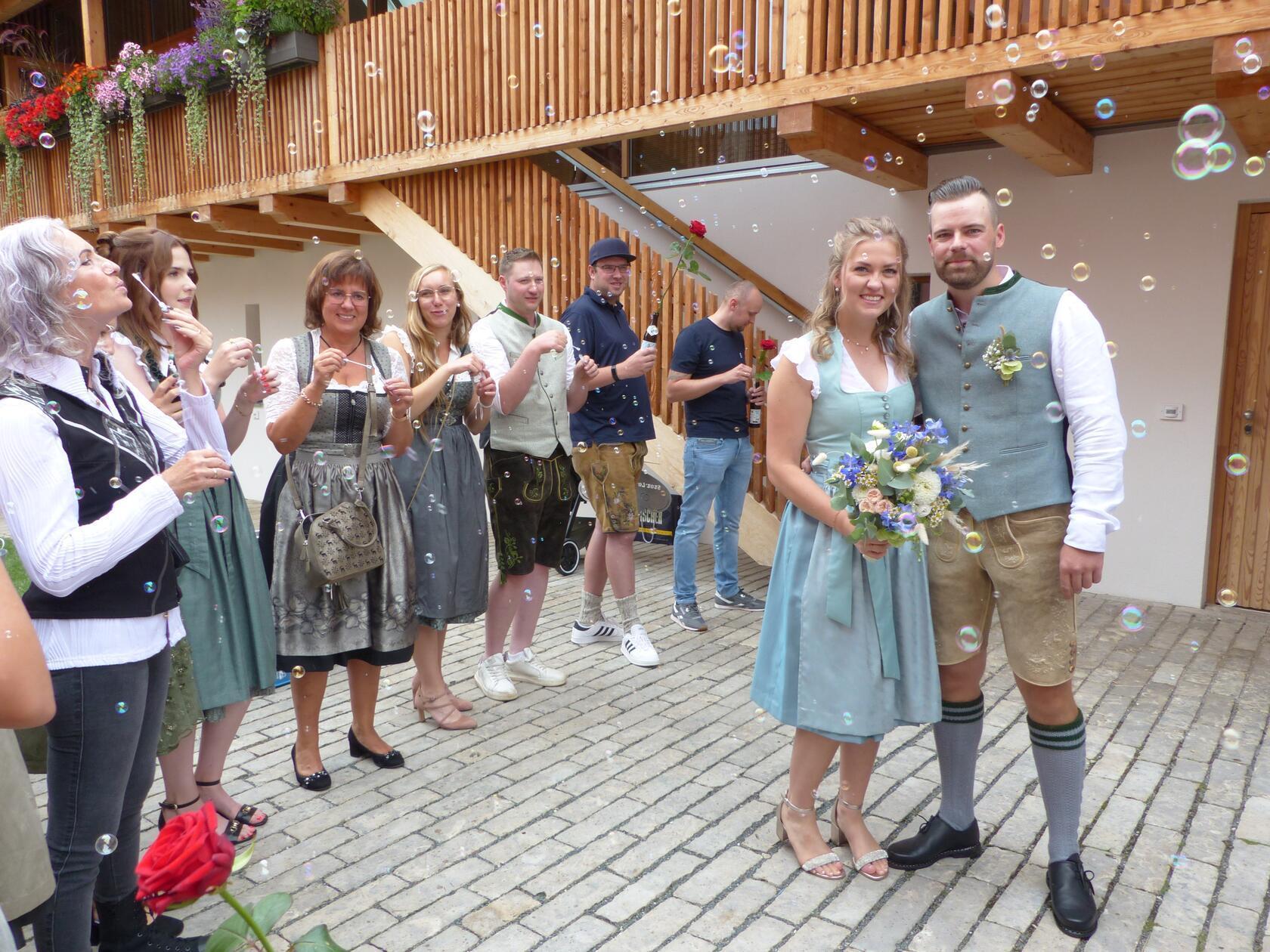 Als sich Theresa Gebhard aus Forchheim und Daniel Schnellinger aus Freystadt auf einer Flaschenparty in Wappersdorf zum ersten Mal begegneten, wussten sie noch nicht, dass es eine Schicksalsbegegnung sein würde. Nun, neun Jahre später, ist es ganz klar, denn die Liebe zwischen beiden führte sie zum Freystädter Standesamt. Im Bürgersaal im Stadlmann-Anwesen fand die Trauung statt, der die engeren Familienangehörigen beigewohnt haben. Mit einem Spalier grüßten im Anschluss die Freundinnen der Braut von der Berufsschule, die früheren Reiterfreundinnen vom Reiterhof in Rothenhof und weitere Freunde.