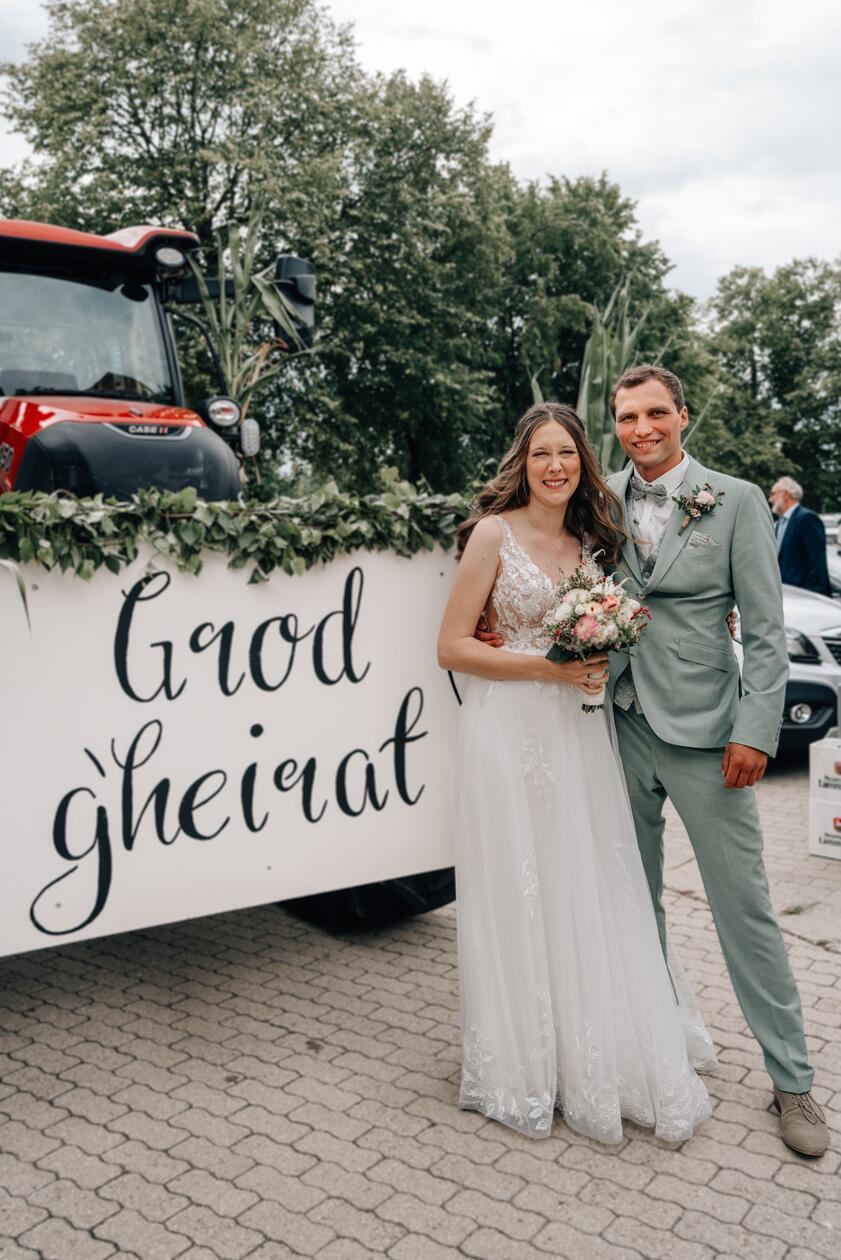 Maria Heinloth und Christopher Graf schlossen den Bund fürs Leben in Freystadt. Ein Spalier aus Freunden und Kollegen gratulierte den beiden Röckersbühlern, während ein festlicher Traktor sie zur Feier ins Schützenhaus Röckersbühl führte.