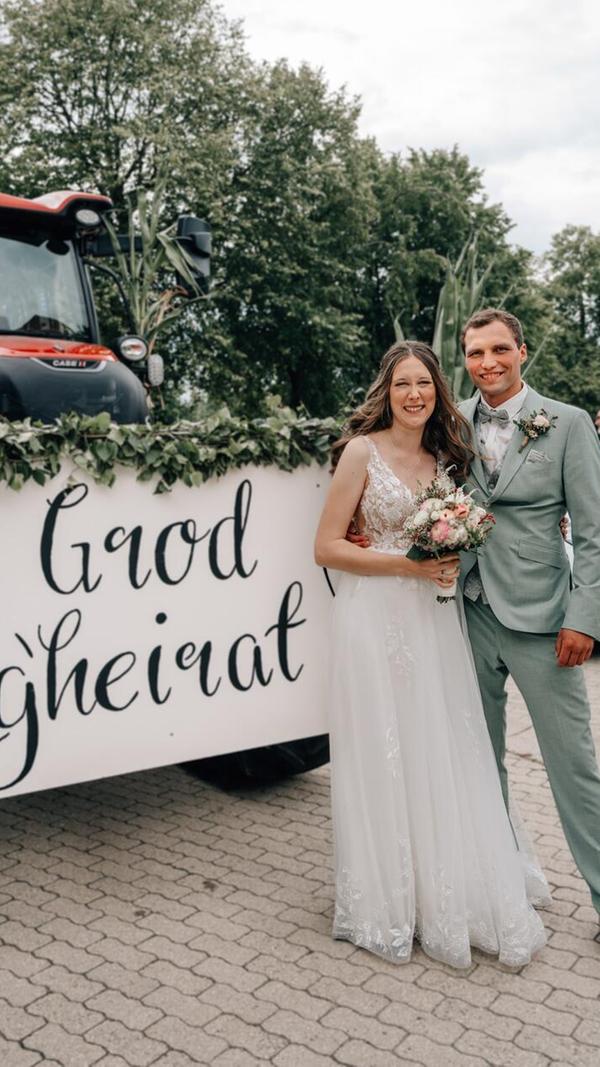 Maria Heinloth und Christopher Graf schlossen den Bund fürs Leben in Freystadt. Ein Spalier aus Freunden und Kollegen gratulierte den beiden Röckersbühlern, während ein festlicher Traktor sie zur Feier ins Schützenhaus Röckersbühl führte.
