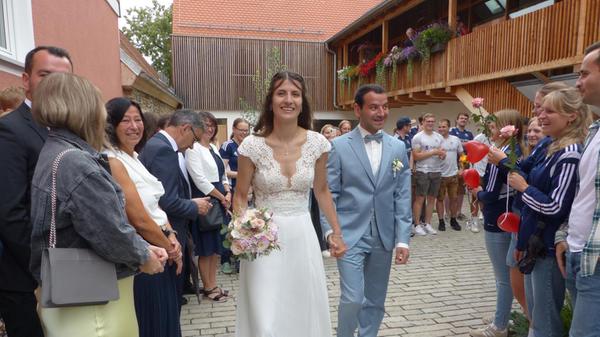 Im Bürgersaal im Stadlmann-Anwesen in Freystadt gaben sich die Brautleute Theresa Lerzer aus Thannhausen und Andreas Schmidt aus Mörsdorf das Ja-Wort. Nach der Trauung wurden sie mit viel Applaus und Jubel von den Spalierstehenden empfangen. Da hatte sich eine riesige Delegation des TSV Mörsdorf versammelt, bei dem beide Fußball spielen.