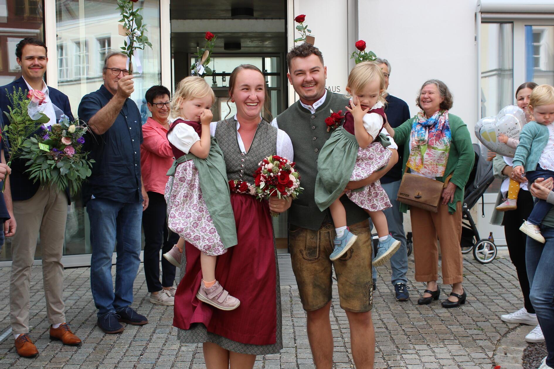 Simon Lechner und Ida Höllerl haben sich in Berg das Jawort gegeben. Kennengelernt haben sie sich bei der Arbeit, nun feiern sie mit ihren zwei Töchtern und Familie ihre Liebe.