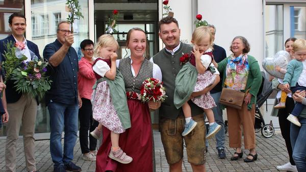 Simon Lechner und Ida Höllerl haben sich in Berg das Jawort gegeben. Kennengelernt haben sie sich bei der Arbeit, nun feiern sie mit ihren zwei Töchtern und Familie ihre Liebe.