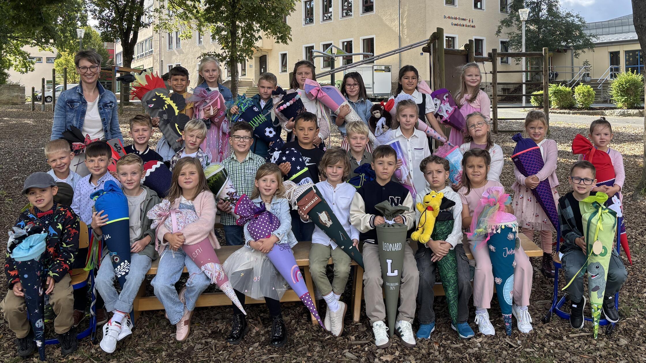 Endlich war er da, der lang ersehnte und mit Vorfreude erwartete erste Schultag: Für 83 ABC-Schützen an der Dr.-Heinrich-Stromer Grundschule Auerbach begann der „Ernst des Lebens“. Nach den Grußworten der Konrektorin Sandra Weber wurden die Kinder und ihre Familien mit den Liedern „Schule ist mehr“ und „Heut ist ein ganz besond'rer Tag“ von den Schülern der zweiten, dritten und vierten Klassen in der Helmut-Ott-Halle begrüßt. Danach ging es durch ein Spalier aus Schultüten in die Schule zum ersten Unterricht mit den Lehrkräften Maria Liebig (Klasse 1a; Bild), Monika Weih und Olivia Balle.