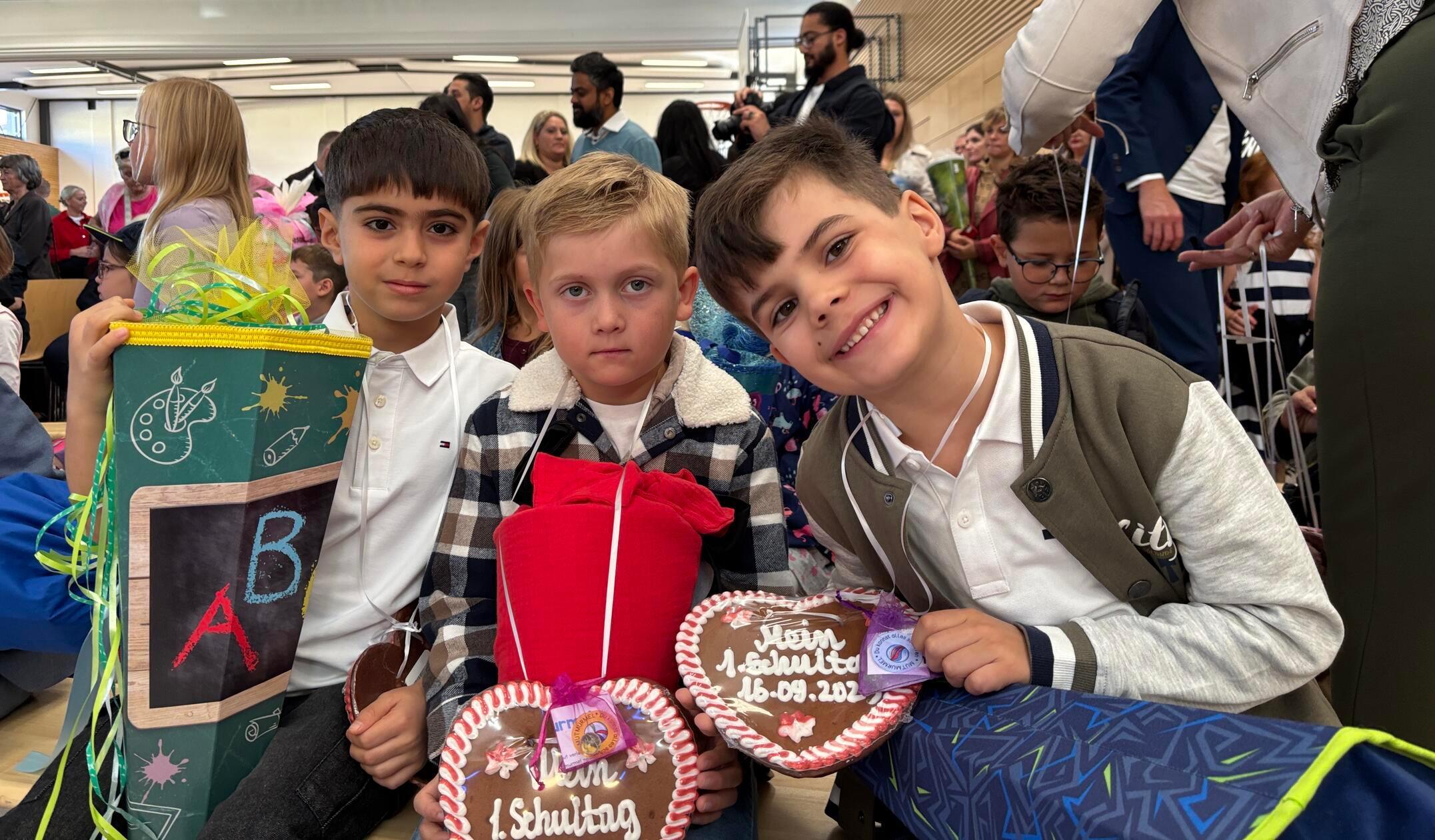 Aufregend - und auch ein wenig einschüchternd - kann er sein, der erste Schultag. Das denken sich auch diese drei Jungen, die künftig die Stephani-Grundschule besuchen werden.