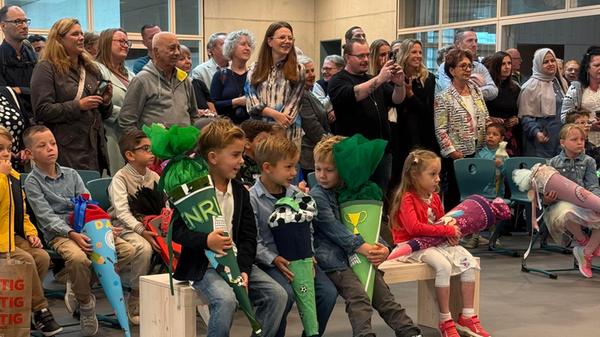 Mit bunten Schultüten und stolzen Blicken startete