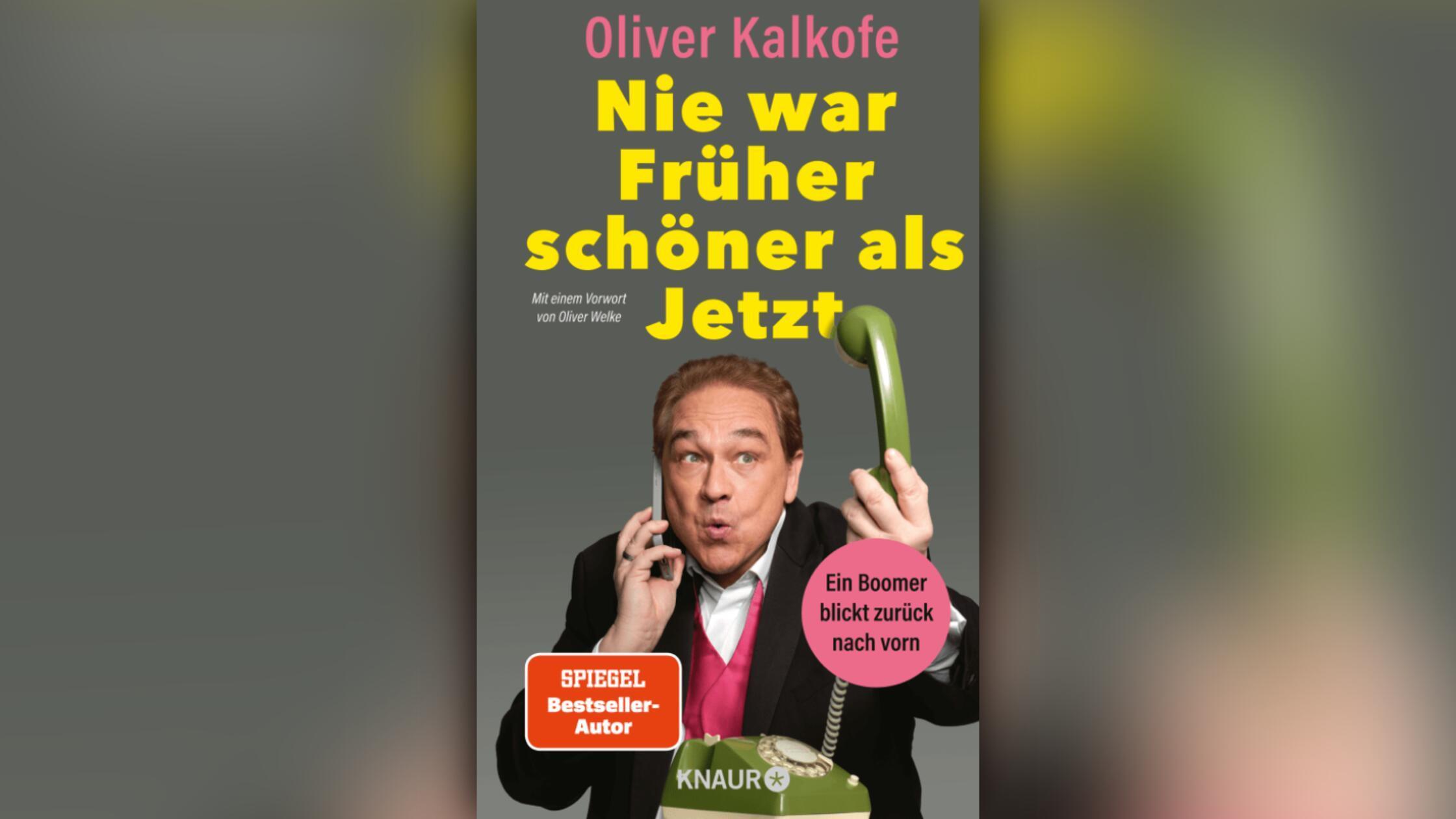 Ein Boomer schaut zurück nach vorn. Oliver Kalkofe blickt zurück – aber nicht verklärt. Mit scharfem Witz, Selbstironie und einem Hauch Nostalgie nimmt er die eigene Boomer-Vergangenheit auseinander. Zwischen privaten Fotoalben, kindlichen Erinnerungen und den großen Mythen der 70er- und 80er-Jahre stellt er die entscheidende Frage: War früher wirklich alles besser – oder hat die Zeit nur die Schattenseiten weggeblendet? Ein persönlicher, komischer und schonungsloser Blick auf die „gute alte Zeit“. Erscheinungstermin: 3. November 2025 256 Seiten Knaur 22 Euro