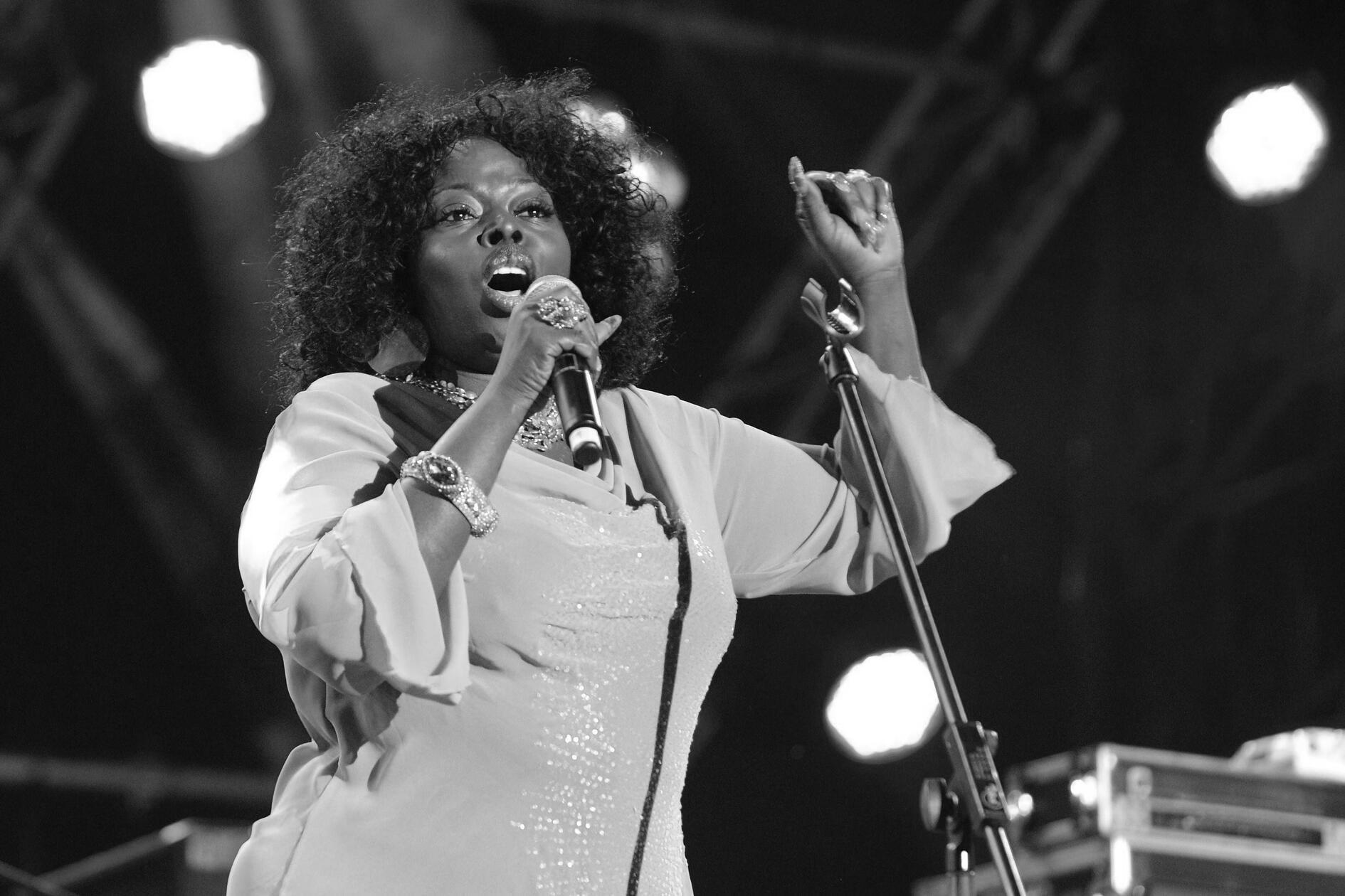 Angie Stone ist im Alter von 63 Jahren gestorben. Als die Künstlerin nach einem Auftritt im US-Bundesstaat Alabama in der Nacht zum 1. März zu einem Basketballturnier in der Stadt Baltimore gefahren ist, kam es zu einem Verkehrsunfall, den die Sängerin nicht überlebt hat. Stone wurde die "neue Königin des Soul" genannt.