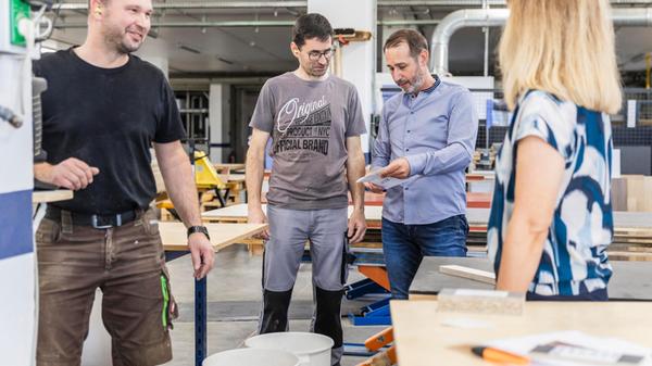 Werksleiter Markus Girg (2 v. r.) tauscht sich mit