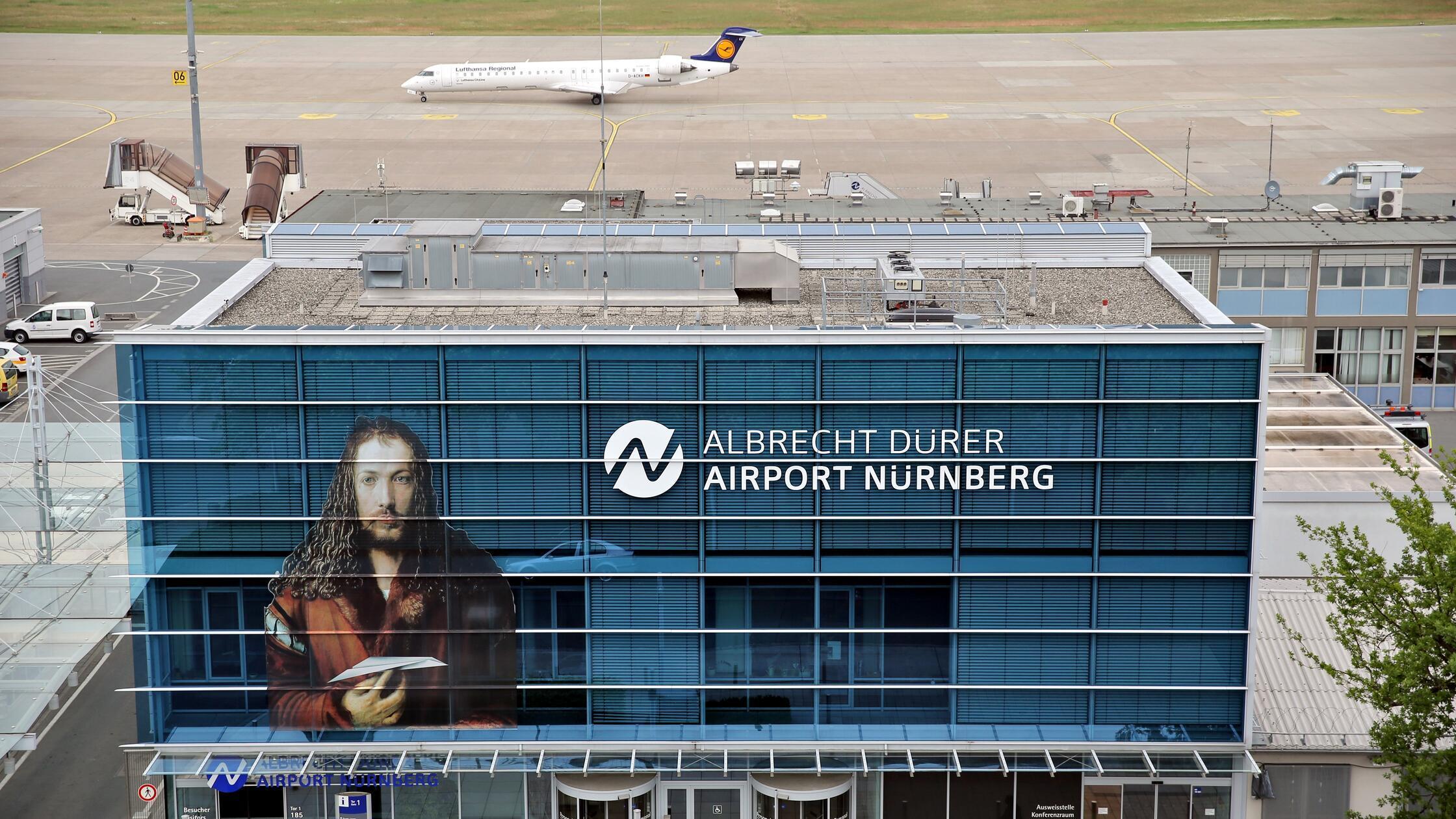 ARCHIV - 11.06.2015, Bayern, Nürnberg: Ein Flugzeu