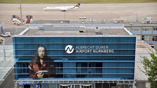 ARCHIV - 11.06.2015, Bayern, Nürnberg: Ein Flugzeu