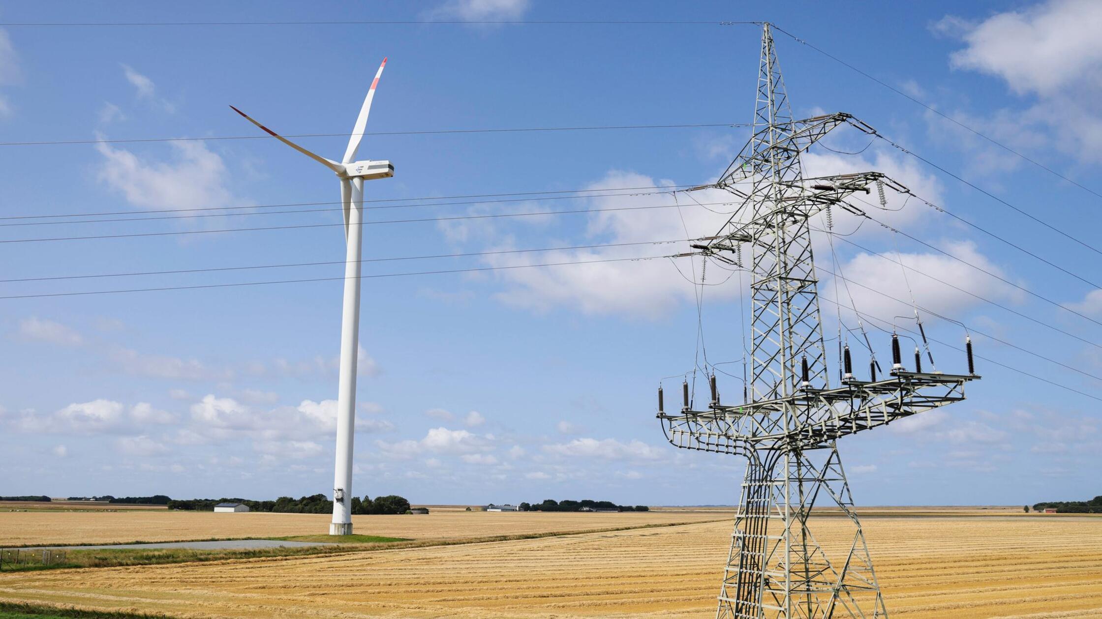 Windrad und Strommast 5980.jpg