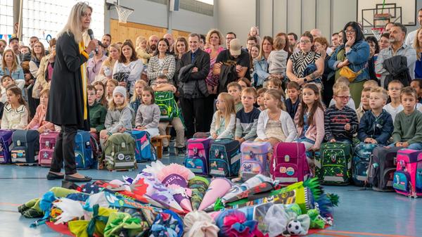 Schulleiterin Ute Stengel-Freunde begrüßt in der T