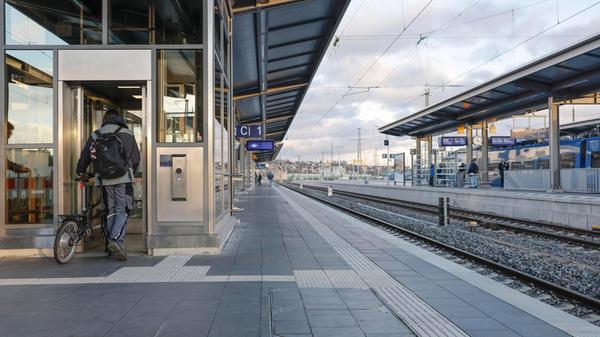 500 barrierefreie Bahnhöfe - Umbau geht Betroffene