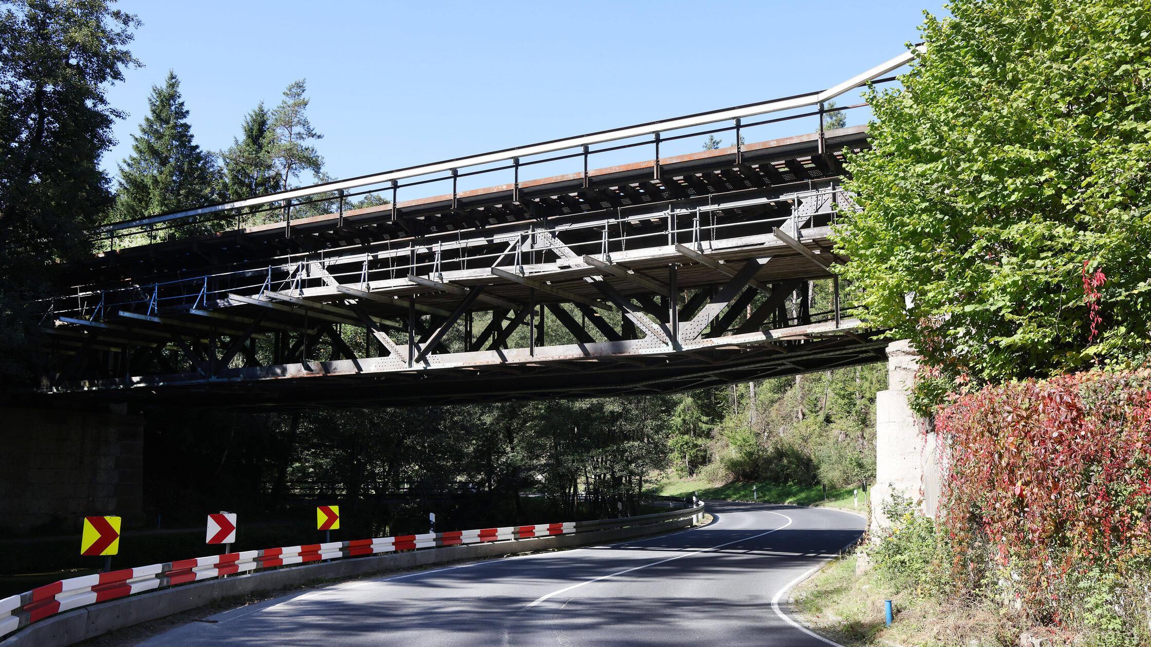 Eisenbahnbrücke über die Staatstraße 2126 zwischen