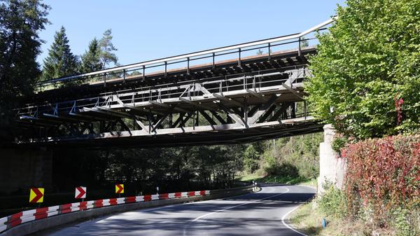 Eisenbahnbrücke über die Staatstraße 2126 zwischen
