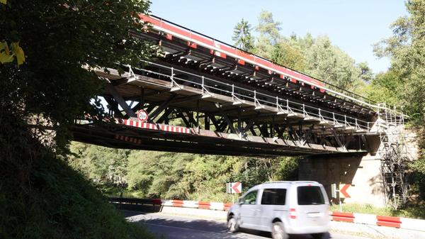 Eisenbahnbrücke über die Staatsraße 2126 nahe des