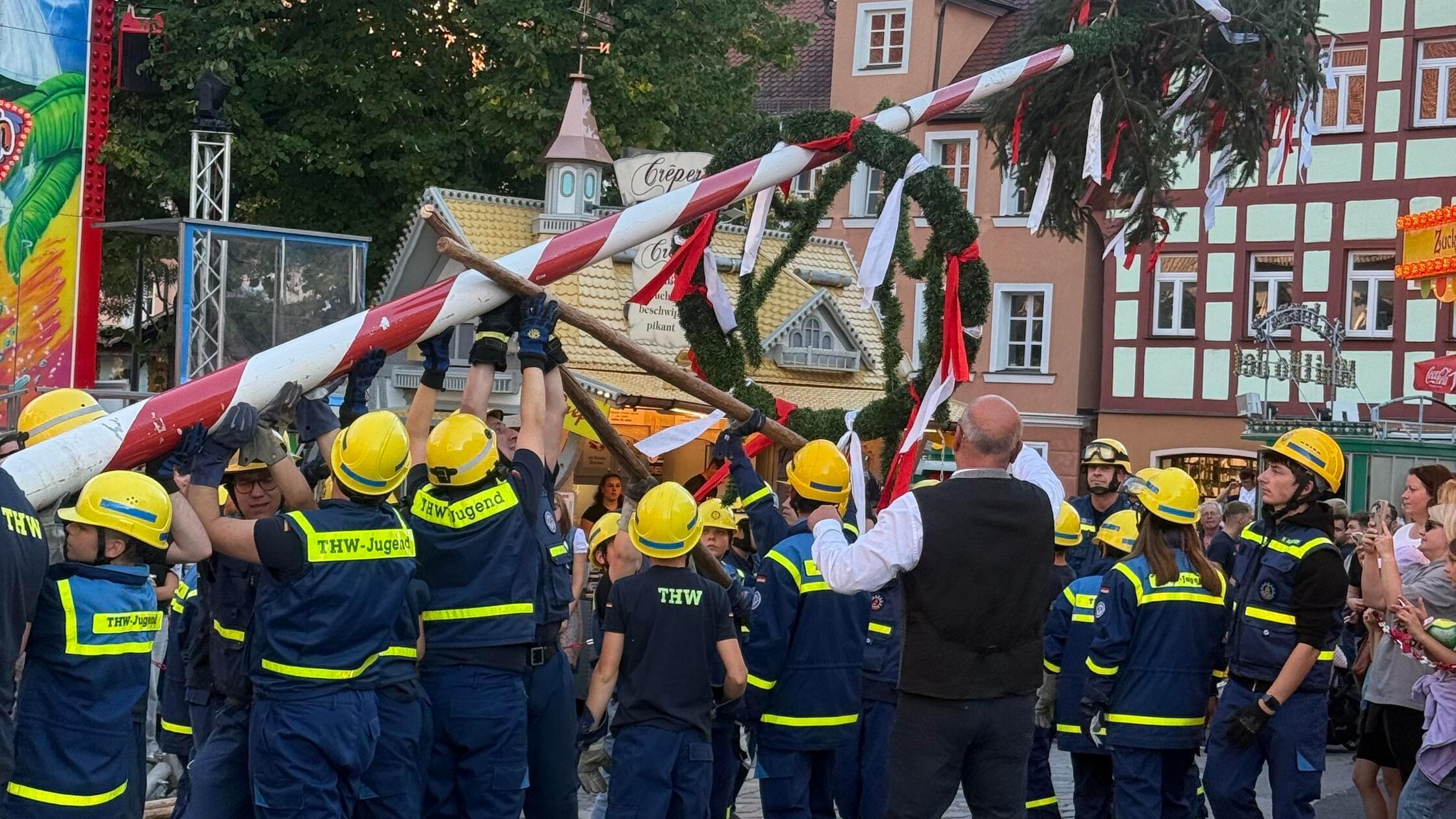 Alle packen an: THW und Kirchweihbuben bringen den