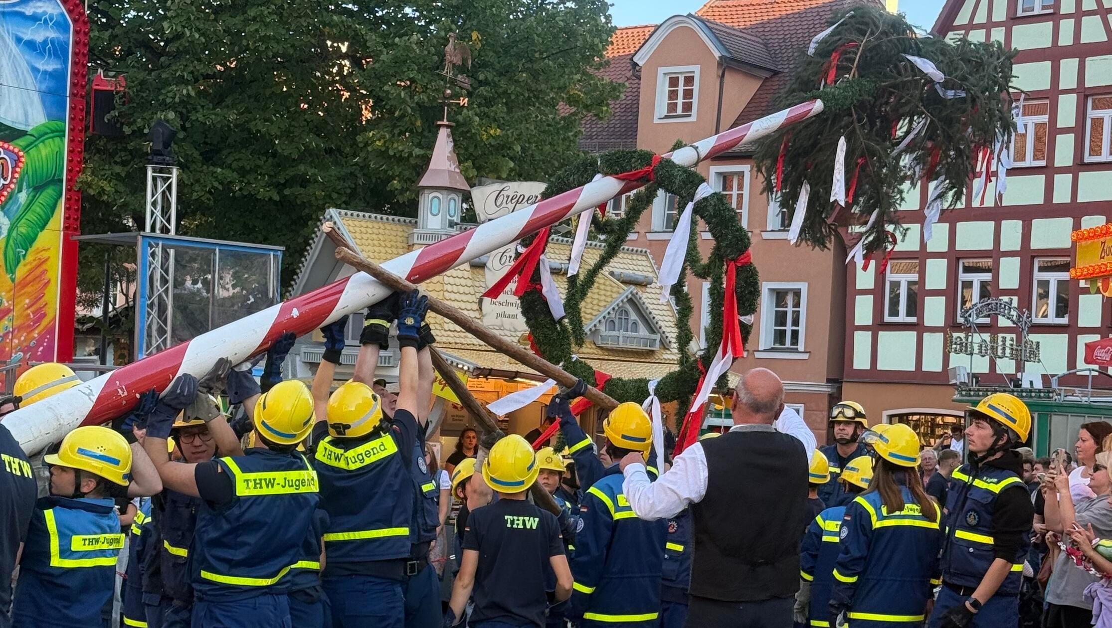 Alle packen an: THW und Kirchweihbuben bringen den Kerwa-Baum zum Stehen – unter großem Jubel der Zuschauer.