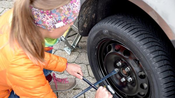 Eine Frau wechselt Autoräder2777.jpg