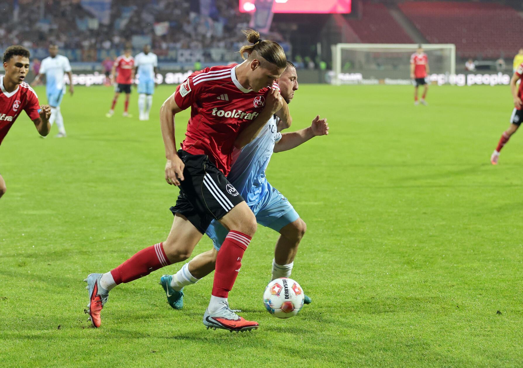 Es waren fast 30 Minuten gespielt, da hätte die Klose-Elf in Führung gehen müssen. Zoma und Diop behindern sich hier jedoch, am Ende vergeben die Hausherren hier eine gute Chance auf das 1:0.