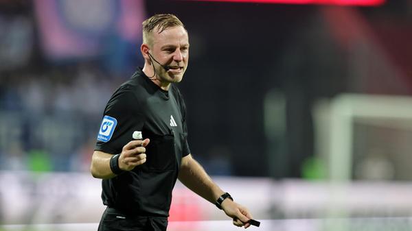 Das fällt dann wenige Minuten später, als Kapitän Gruber die Maschen trifft. Dann jedoch schaltet sich der VAR ein. Es geht um Millimeter, am Ende wird auf Abseits entschieden.