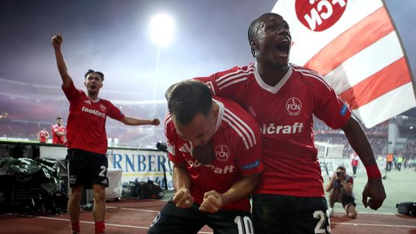 In Minute 68 fasst sich dann aber erneut Justvan ein Herz. Nach einem super Dribbling zieht der Zehner in bester Arjen-Robben-Manier von Rechtsaußen nach innen und schlenzt den Ball traumhaft in die Maschen. Diesmal gibt es keine Zweifel – der Club führt mit 1:0 unter großem Jubel auch im Stadion.