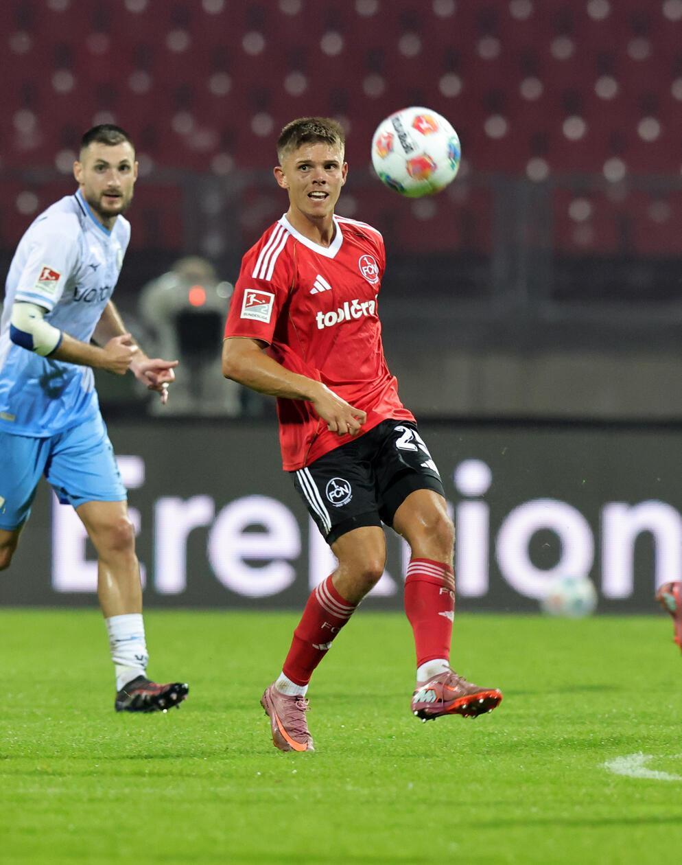 Als alles schon nach dem sicheren Sieg aussieht, reißt Janisch den Bochumer Morgalla fast schon überflüssig im Strafraum um. Elfmeter! Der eingewechselte Sissoko verwandelt den Ball und gleicht für Bochum aus. Kann der Club also wieder nicht gewinnen?