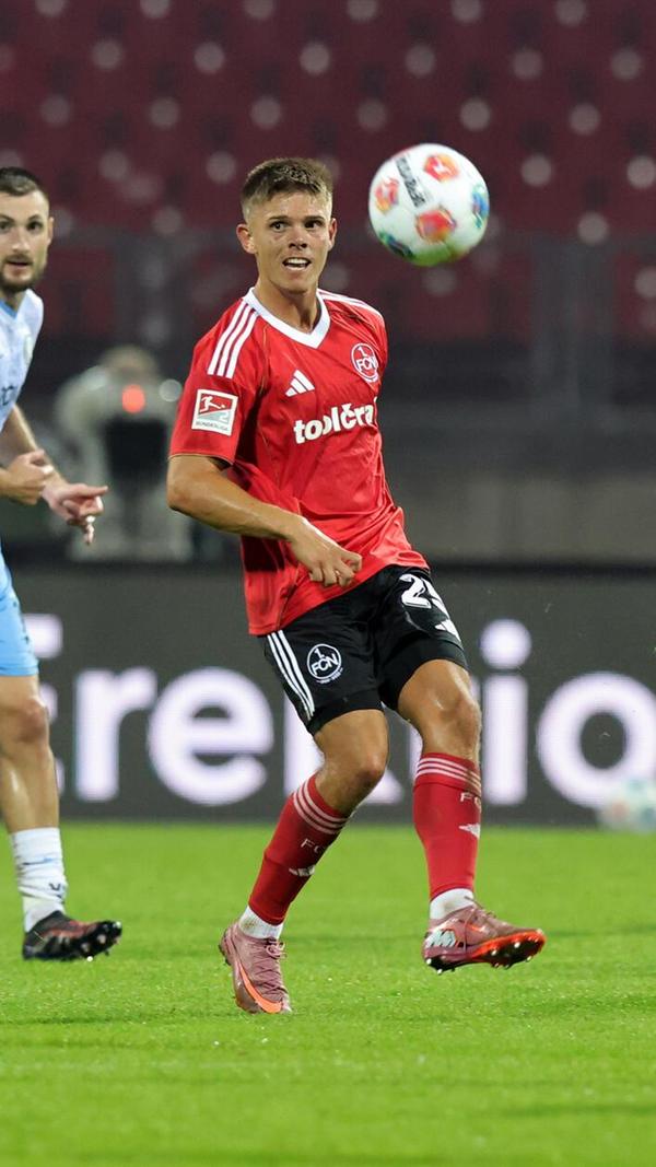 Als alles schon nach dem sicheren Sieg aussieht, reißt Janisch den Bochumer Morgalla fast schon überflüssig im Strafraum um. Elfmeter! Der eingewechselte Sissoko verwandelt den Ball und gleicht für Bochum aus. Kann der Club also wieder nicht gewinnen?